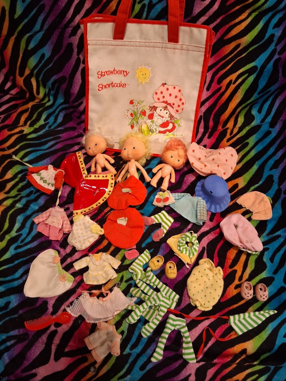 Vintage 1981 Large Lot Of Strawberry Shortcake Dolls, Tote and accessories